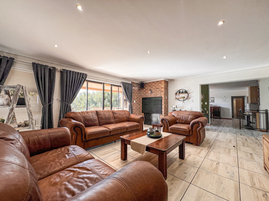 4 Bedroom Property for Sale in Middedorp Western Cape